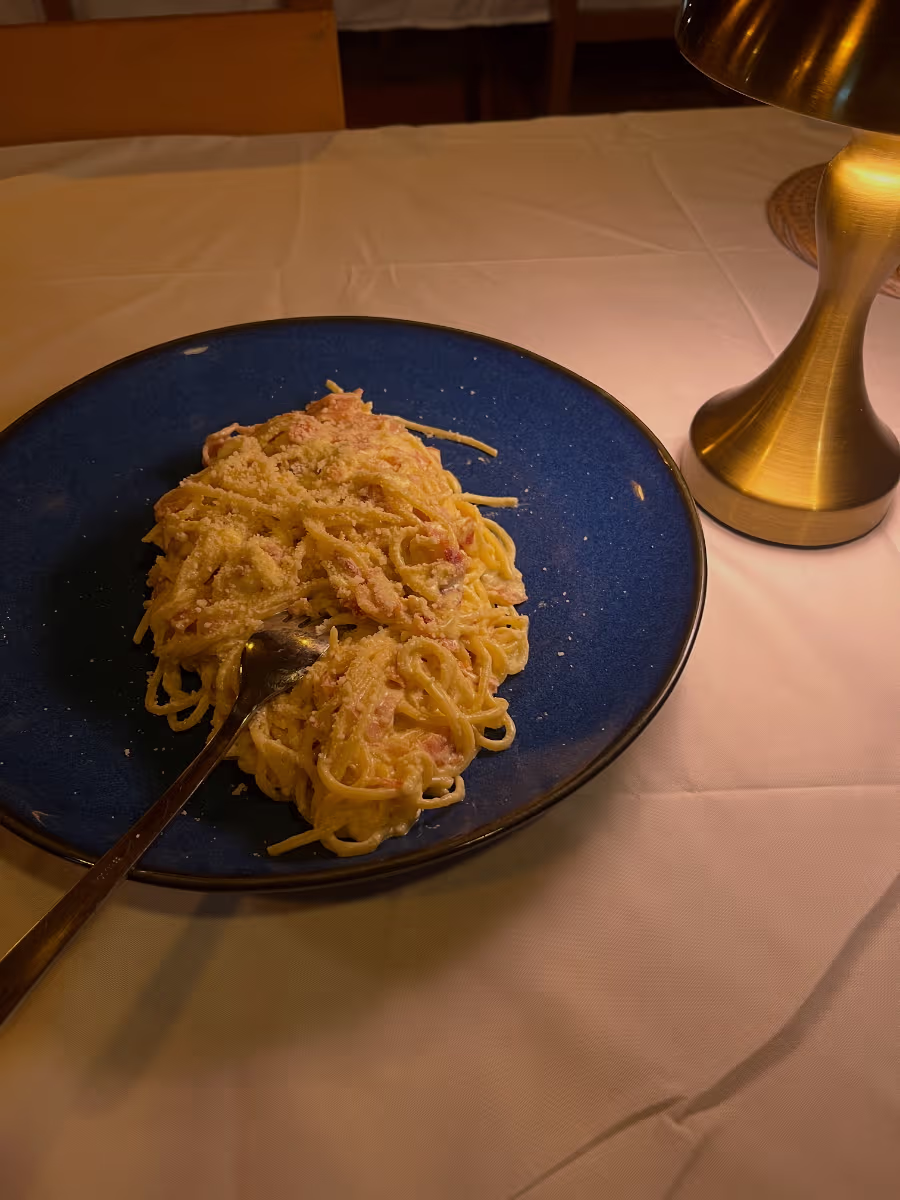 Creamy pasta served on a blue plate at Kavana Penida
